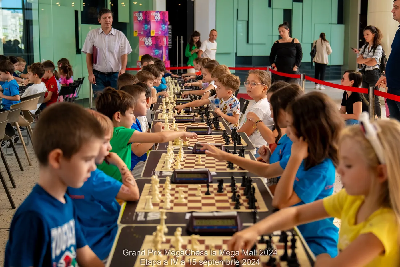Copii jucând șah la o etapă Grand Prix MegaChess, în Mega Mall București
